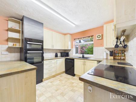 4 bedroom Detached house for sale in Medway Avenue, Oakley