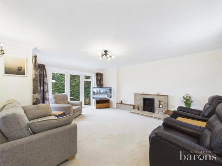 4 bedroom Detached house for sale in Medway Avenue, Oakley