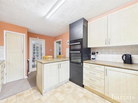 4 bedroom Detached house for sale in Medway Avenue, Oakley