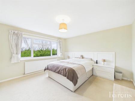 4 bedroom Detached house for sale in Medway Avenue, Oakley