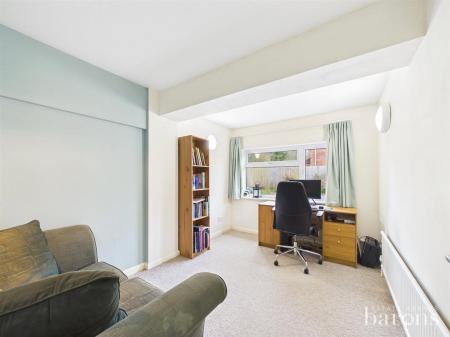 4 bedroom Detached house for sale in Medway Avenue, Oakley