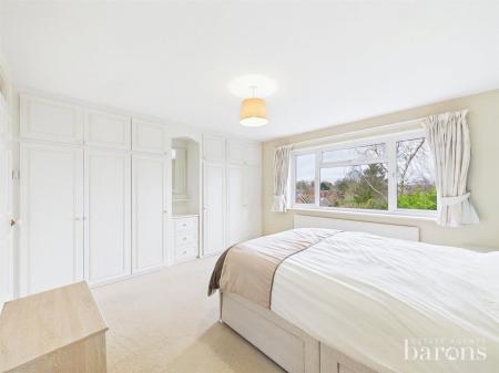 4 bedroom Detached house for sale in Medway Avenue, Oakley