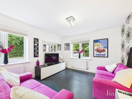 2 bedroom Ground floor flat for sale in Skippetts Gardens, Basingstoke