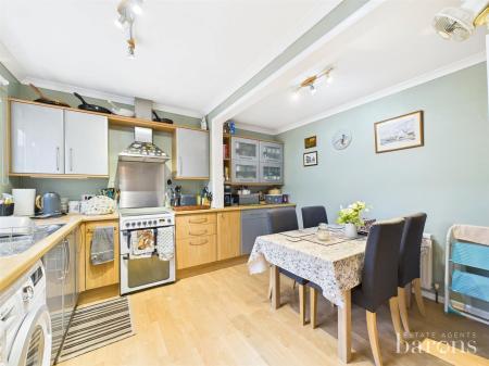 3 bedroom Terraced House for sale in Kintyre Close, Oakley