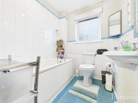 3 bedroom Terraced House for sale in Kintyre Close, Oakley