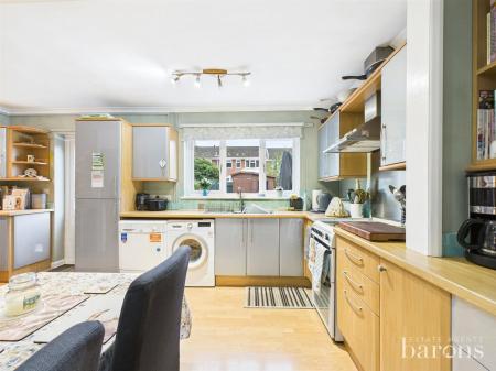 3 bedroom Terraced House for sale in Kintyre Close, Oakley