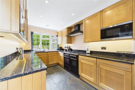 4 bedroom Detached house for sale in Appletree Close, Oakley