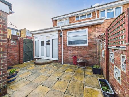 3 bedroom End of terrace house for sale in Lyn Court, Basingstoke