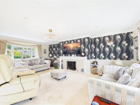 4 bedroom Semi-detached house for sale in Foxmoor Close, Oakley