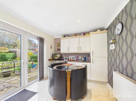 4 bedroom Semi-detached house for sale in Foxmoor Close, Oakley