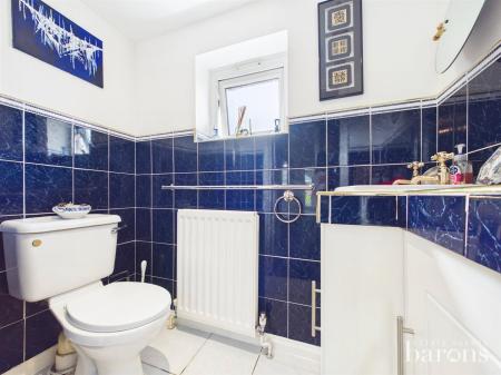 4 bedroom Semi-detached house for sale in Foxmoor Close, Oakley