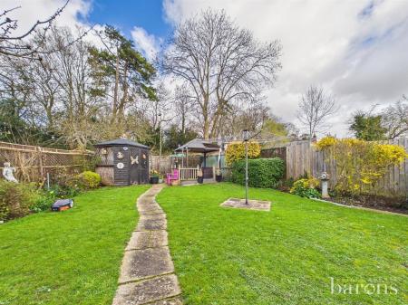 4 bedroom Semi-detached house for sale in Foxmoor Close, Oakley