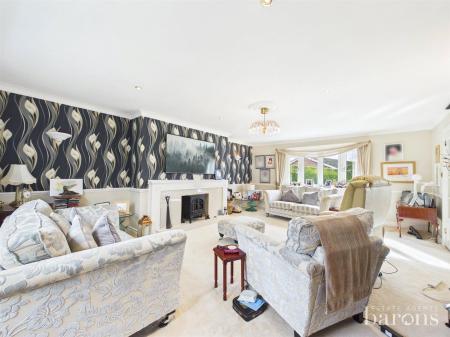 4 bedroom Semi-detached house for sale in Foxmoor Close, Oakley
