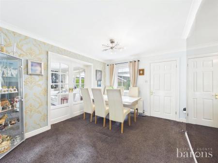 4 bedroom Semi-detached house for sale in Foxmoor Close, Oakley