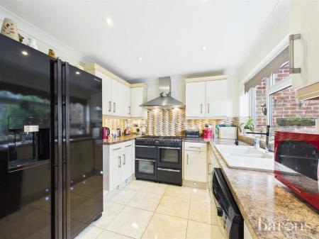 4 bedroom Semi-detached house for sale in Foxmoor Close, Oakley