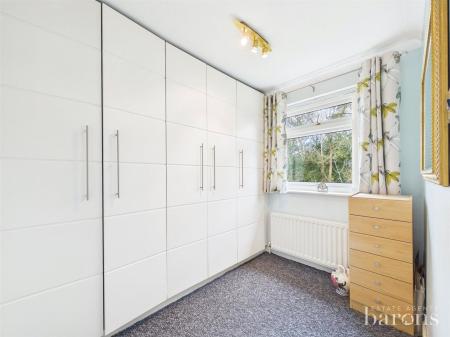 4 bedroom Semi-detached house for sale in Foxmoor Close, Oakley
