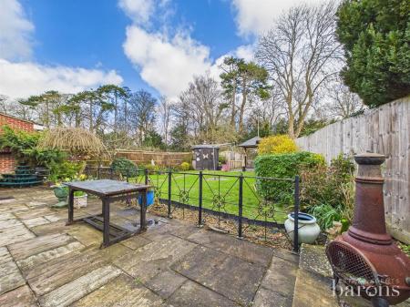 4 bedroom Semi-detached house for sale in Foxmoor Close, Oakley