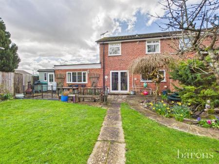 4 bedroom Semi-detached house for sale in Foxmoor Close, Oakley