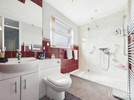 4 bedroom Semi-detached house for sale in Foxmoor Close, Oakley