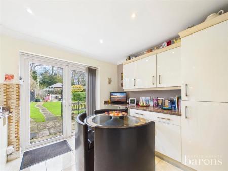 4 bedroom Semi-detached house for sale in Foxmoor Close, Oakley