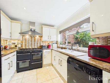 4 bedroom Semi-detached house for sale in Foxmoor Close, Oakley