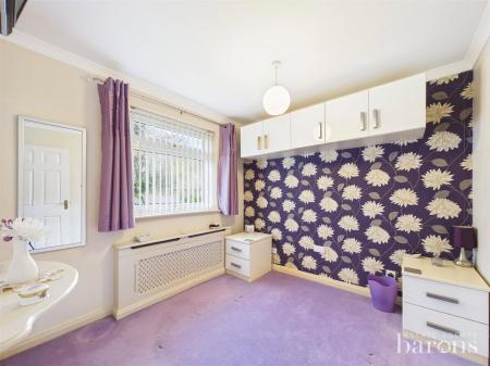 4 bedroom Semi-detached house for sale in Foxmoor Close, Oakley