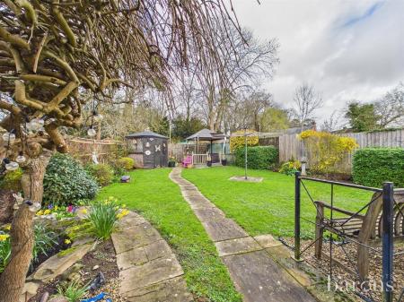 4 bedroom Semi-detached house for sale in Foxmoor Close, Oakley