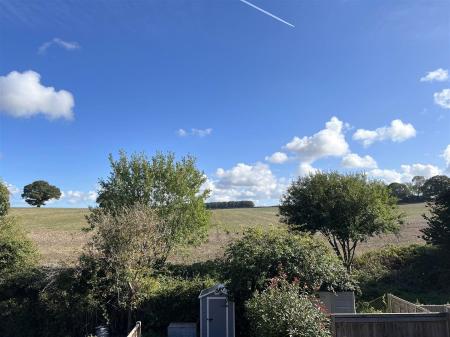 2 bedroom Terraced House for sale in Smiths Mead, North Waltham