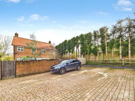 2 bedroom Semi-detached house for sale in Primrose Close, North Waltham