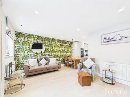 2 bedroom Semi-detached house for sale in Primrose Close, North Waltham