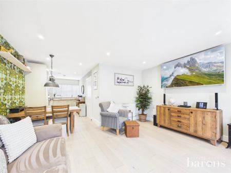 2 bedroom Semi-detached house for sale in Primrose Close, North Waltham