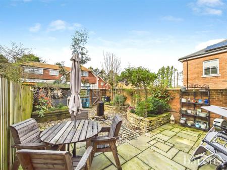 2 bedroom Semi-detached house for sale in Primrose Close, North Waltham