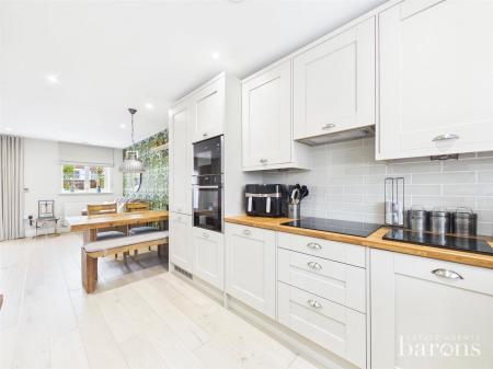 2 bedroom Semi-detached house for sale in Primrose Close, North Waltham