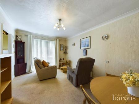 2 bedroom Flat for sale in Farm View Drive, Chineham