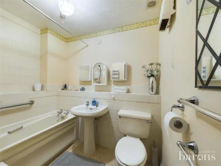 2 bedroom Flat for sale in Farm View Drive, Chineham