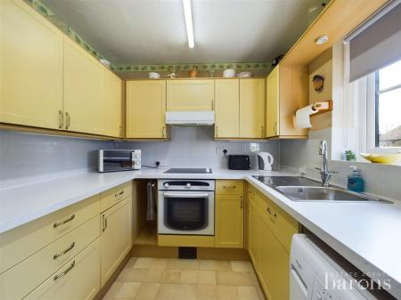 2 bedroom Flat for sale in Farm View Drive, Chineham
