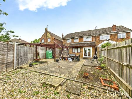 4 bedroom Semi-detached house for sale in Sheppard Road, Basingstoke