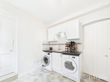 4 bedroom Detached house for sale in Oakley Lane, Oakley