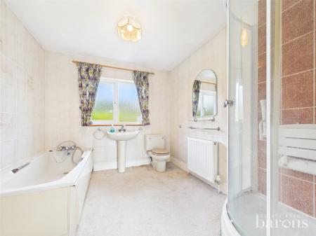 4 bedroom Detached house for sale in Oakley Lane, Oakley