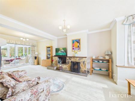 4 bedroom Detached house for sale in Oakley Lane, Oakley