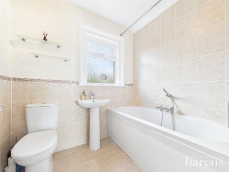 4 bedroom Detached house for sale in Oakley Lane, Oakley