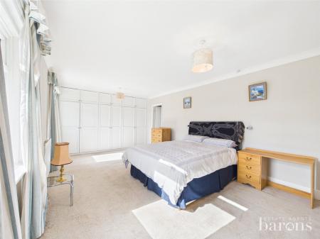 4 bedroom Detached house for sale in Oakley Lane, Oakley