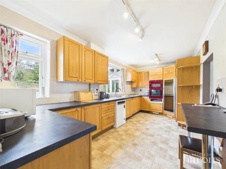 4 bedroom Detached house for sale in Oakley Lane, Oakley