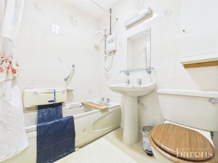 2 bedroom Flat for sale in Westdeane Court, Basingstoke