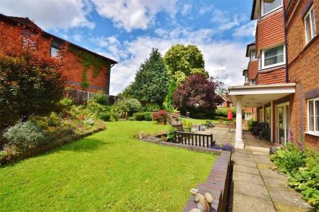 2 bedroom Flat for sale in Westdeane Court, Basingstoke