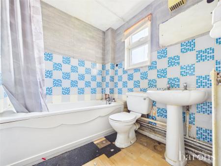 3 bedroom End of terrace house for sale in Gainsborough Road, Basingstoke