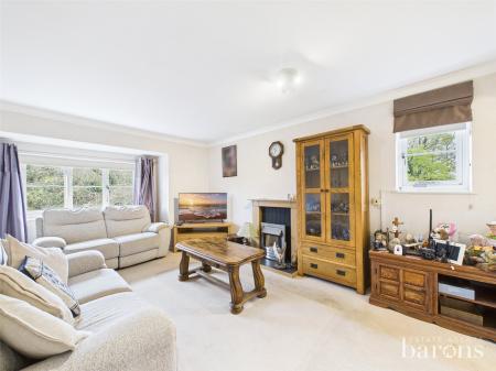 1 bedroom Flat for sale in Oakfields, Lychpit