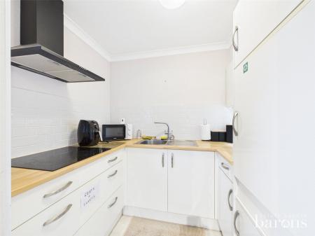 1 bedroom Flat for sale in Oakfields, Lychpit