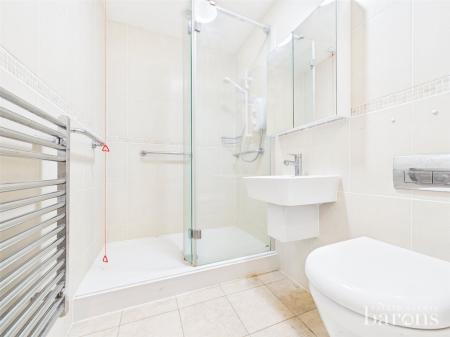 1 bedroom Flat for sale in Oakfields, Lychpit
