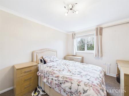 1 bedroom Flat for sale in Oakfields, Lychpit